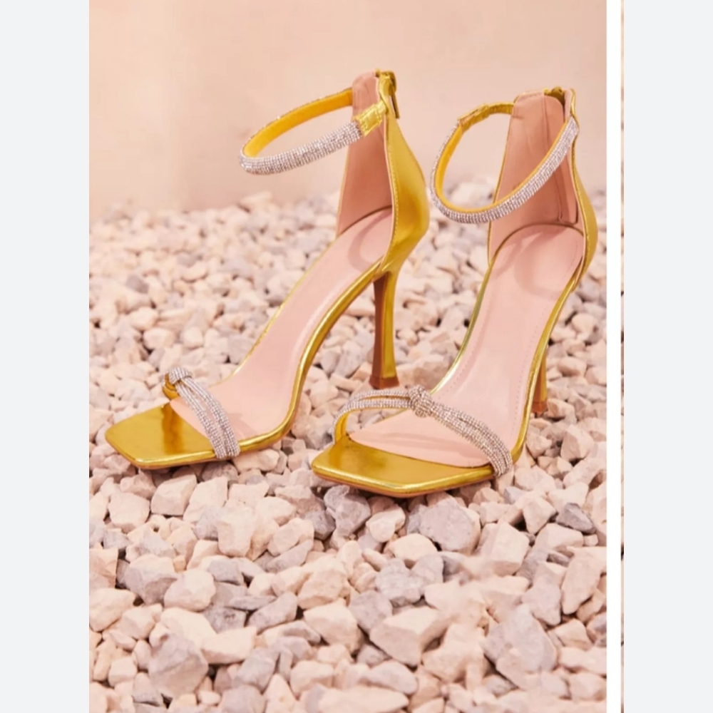 IDEAL SHOES .. gold Heeled sandal, size 8